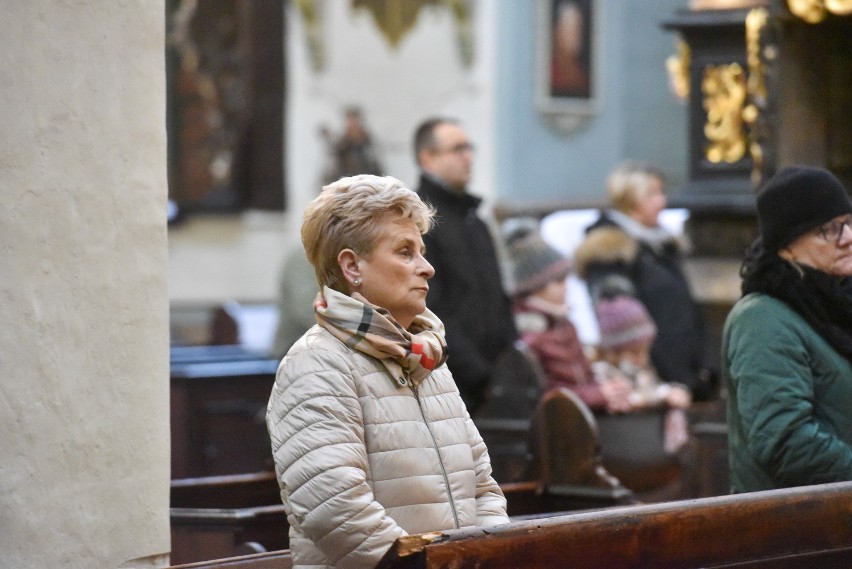Wierni modlą się w intencji zmarłego papieża Benedykta XVI ZDJĘCIA