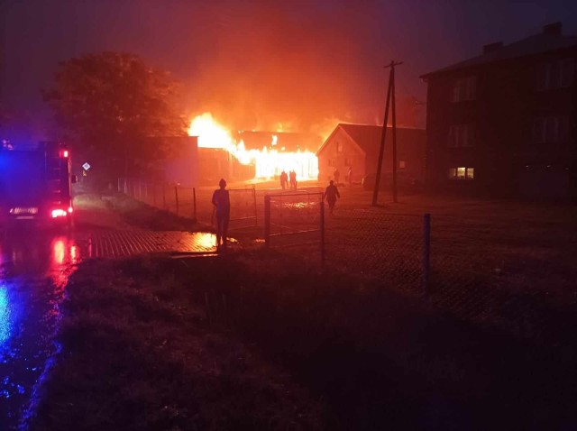 Stodoła po uderzeniu piorunu stanęła w płomieniach. W akcji gaśniczej brało udział ponad 40 strażaków.