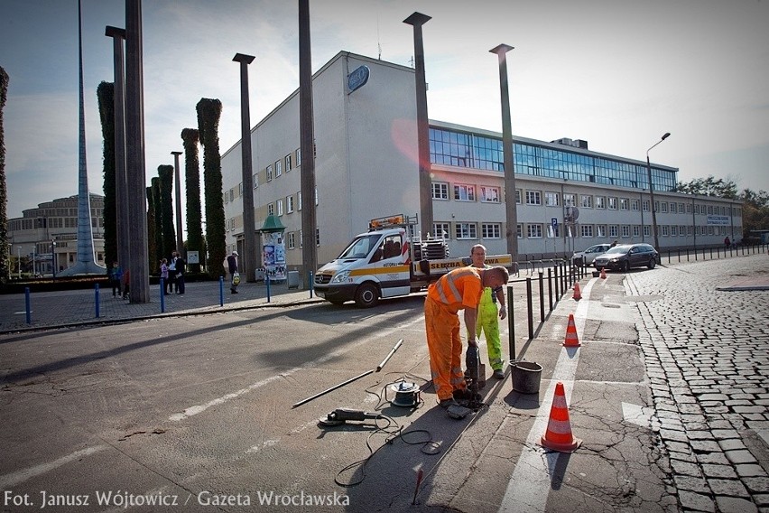 Znika ostatni parking przy Hali Ludowej. Są słupki i znaki [ZDJĘCIA]