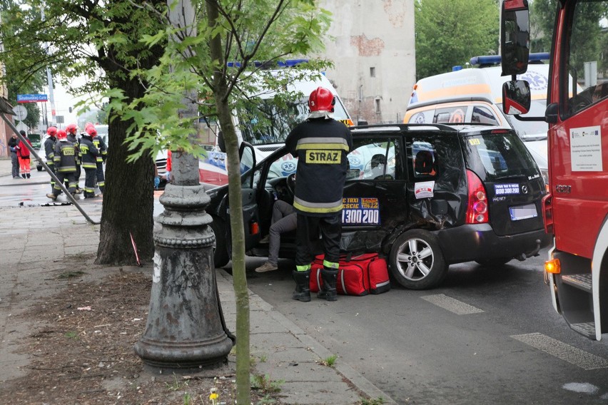Wypadek na Żeromskiego. Taksówka zderzyła się z peugeotem. 2 osoby w szpitalu [ZDJĘCIA]
