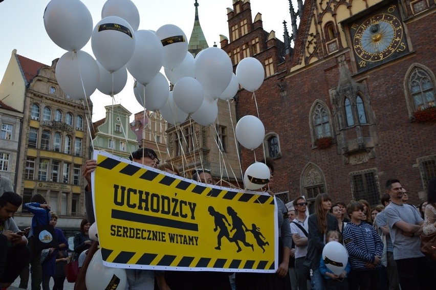 Wrocławianie wyrazili solidarność z uchodźcami. Pikieta w Rynku (ZDJĘCIA)