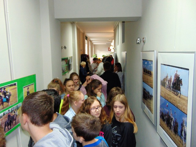 Wystawę więcborskiego pasjonata fotografowania można oglądać w bibliotece do 8 grudnia.