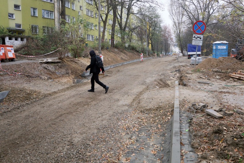 Przedłuża się przebudowa ulicy Pana Tadeusza w Lublinie. Mieszkańcy skarżą się na brak oświetlenia ulicznego