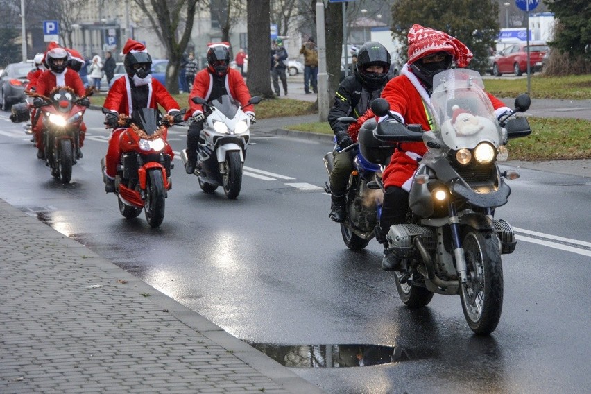 Mikołaje na motocyklach w Stalowej Woli. Przywieźli cukierki i wiele radości [ZDJĘCIA]