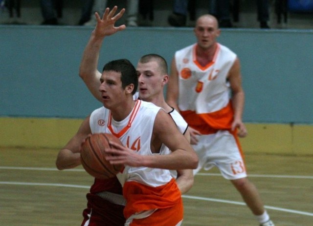 Koszykarze UMKS Kielce (z piłką Jakub Lewandowski) grają w Jarosławiu.