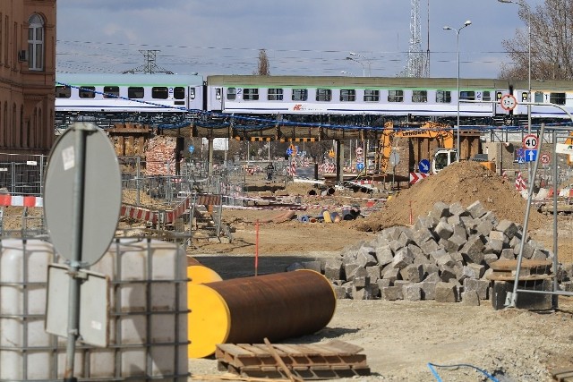 Budowa linii tramwajowej na Popowice. Prace przy ulicy Długiej - marzec 2020 roku