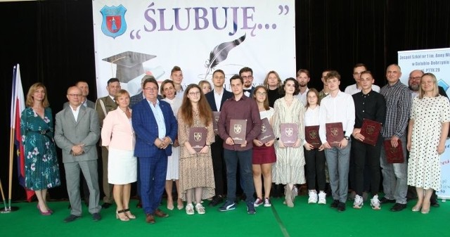 Władze powiatu golubsko-dobrzyńskiego wręczyły stypendia najlepszym uczniom powiatowych szkół. Listy gratulacyjne trafiły także do nauczycieli, dyrektora ZS1 oraz trenera