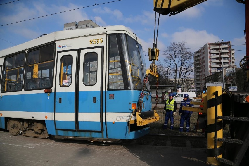 Tramwaj wykoleił się na placu Strzegomskim