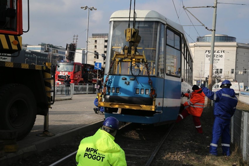 Tramwaj wykoleił się na placu Strzegomskim