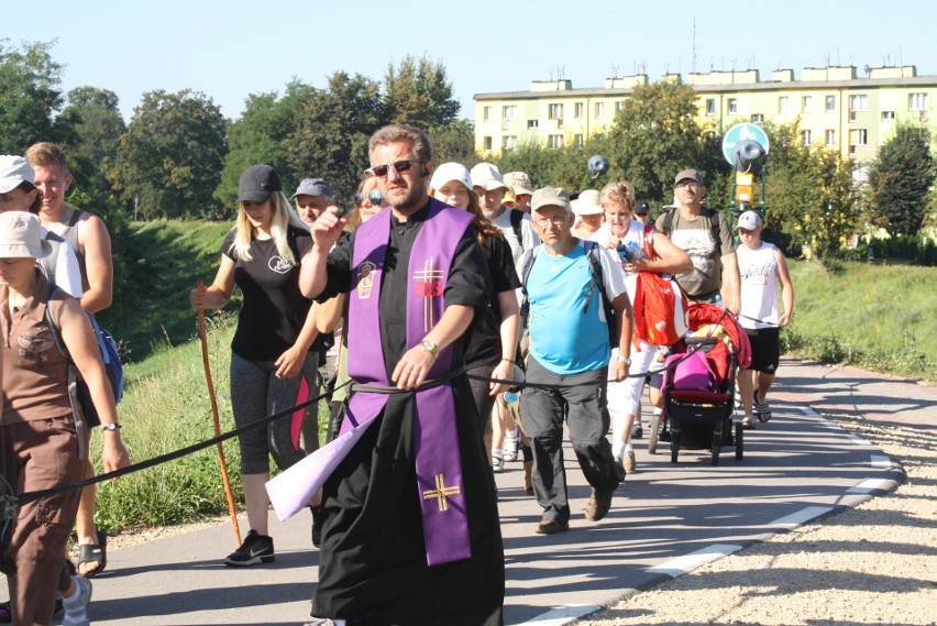 Oświęcimscy pątnicy w pięciu grupach z dekanatów:...