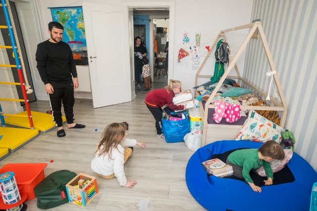 W mieszkaniu państwa Łukasz i Celiny mieszka teraz czworo dorosłych i sześcioro dzieci