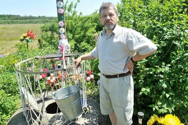 W tym miejscu Matka Boża kilkanaście razy objawiła się Marysi Boguń. Po tych wydarzeniach wytrysnęło tu cudowne źródełko - mówi Benedykt Popek.