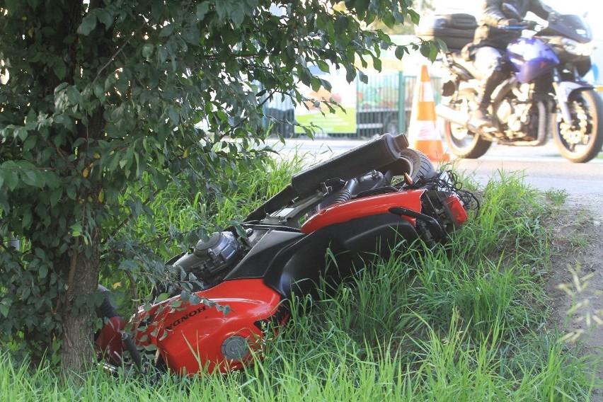 Wypadek motocyklisty na obrzeżach Wrocławia. Trafił do szpitala [ZDJĘCIA]