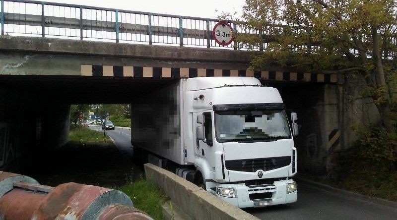 .Kierowca ciężarówki zaklinował się pod mostem ZDJĘCIA Okazało się, że to najmniejsze z wykroczeń