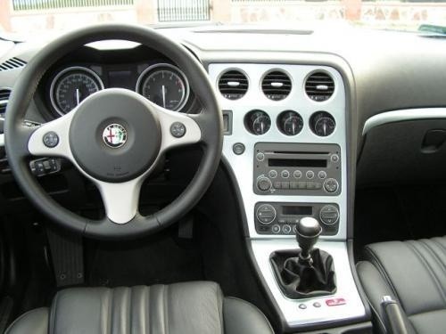 Fot. Alfa Romeo: Wnętrze „159” utrzymane jest w sportowej...