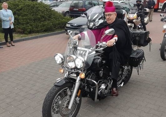 To kolejny duchowny, który jeździ na motorze. Na zdjęciu ks....