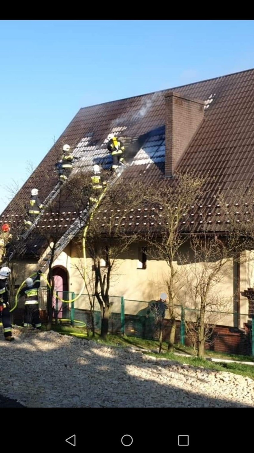 Tokarnia. Palił się dom. Strażacy gasili ogień i udzielili pomocy osobie, która zasłabła [ZDJĘCIA]