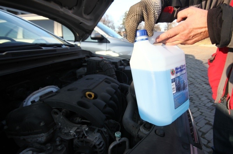Znikną płyny do spryskiwaczy z metanolem. Kierowcy zapłacą więcej! Za naruszenie zakazu grożą 2 lata