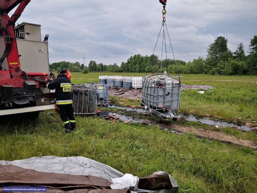 mężczyźni wywozili chemikalia na pola. część z nich wyciekła