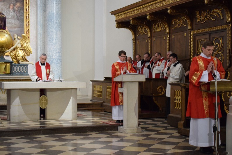 Wyjątkowa Liturgia Wielkiego Piątku w Sanktuarium na Świętym Krzyżu z biskupem sandomierskim Krzysztofem Nitkiewiczem