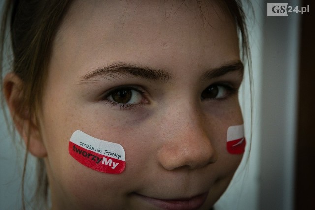 Zobaczcie fotogalerię z oficjalnych uroczystości w Szczecinie na 100-lecie niepodległości.100-lecie niepodległości. Tak świętuje Szczecin:● b na Marszu Niepodległości w Szczecinie [ZDJĘCIA];Tysiące os&oacute;b na Marszu Niepodległości w Szczecinie [ZDJĘCIA]● Szczecin: 100-lecie niepodległości. Koncert zespołu Tulia [ZDJĘCIA]● Złoty Dzwon Niepodległości w szczecińskiej katedrze [ZDJĘCIA, WIDEO]● Sto flag na sto lat. Nietypowy projekt na pl. Solidarności [ZDJĘCIA, WIDEO]● Wsp&oacute;lne odśpiewanie hymnu na Wałach Chrobrego [ZDJĘCIA, WIDEO]● 11 listopada świętowali na Jarmarku Niepodległościowym na Alei Kwiatowej [ZDJĘCIA]● Szczecin. Świętowali odzyskanie niepodległości na sportowo [ZDJĘCIA]&lt;script class=&quot;XlinkEmbedScript&quot; data-width=&quot;640&quot; data-height=&quot;360&quot; data-url=&quot;//get.x-link.pl/5c25e078-2ec2-fd53-6a6c-7b97b66cb19f,b4aba173-c41e-2802-a000-552b10da0a12,embed.html&quot; type=&quot;application/javascript&quot; src=&quot;//prodxnews1blob.blob.core.windows.net/cdn/js/xlink-i.js?v1&quot;&gt;&lt;/script&gt;