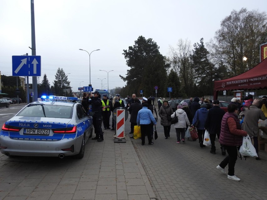 Akcja Znicz 2019: więcej policji na drogach w związku z Dniem Wszystkich Świętych. Ale niedzielnych kierowców moc. Uważajcie