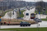 Tak ma wyglądać buspas na osiedle Jagodno we Wrocławiu. Są pierwsze wizualizacje. Samochodem na parking, a stamtąd - autobusem