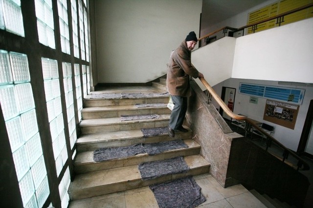 Przejście po mokrych kamiennych schodach jest sporym wyzwaniem dla mieszkańców odwiedzających Urząd Miajski w Radomiu.