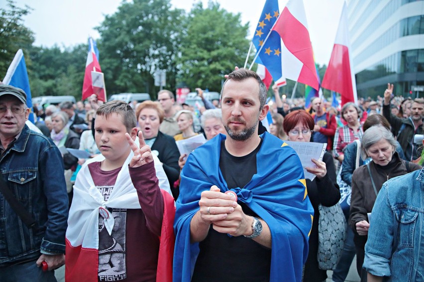 Kraków. Mieszkańcy protestowali przeciwko reformie sądownictwa [ZDJĘCIA]