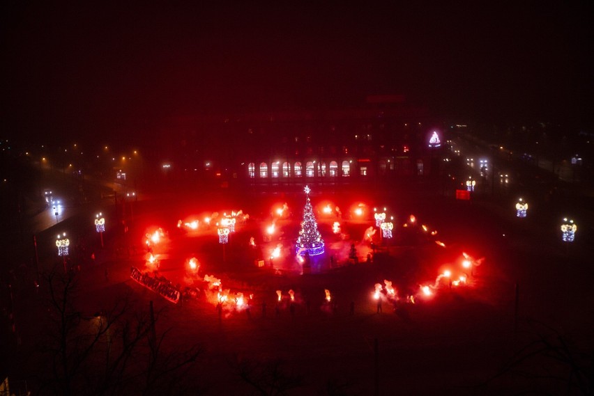 Łuna nad placem Centralnym w Nowej Hucie. To kibice Hutnika odpalili race [ZDJĘCIA]