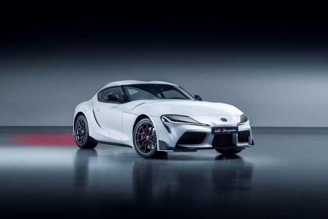 Toyota GR SupraOd swojej premiery GR Supra oferowana jest z sześciocylindrowym, rzędowym silnikiem o pojemności 3,0 l i mocy 340 KM (250 kW), współpracującym z ośmiobiegową automatyczną skrzynią biegów. Rok później do oferty został dodany nowy 2,0-litrowy silnik o mocy 258 KM (190 kW), również z automatyczną skrzynią biegów w standardzie.Fot. Toyota