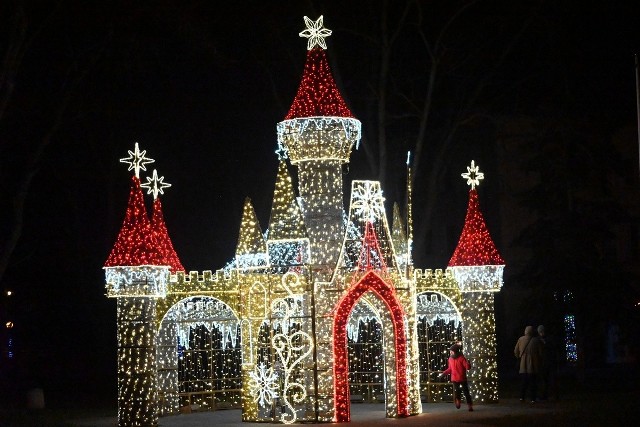 22 tysiące światełek LED składa się na makietę baśniowego zamku na Placu Piłsudskiego przy Miejskim Domu Kultury
