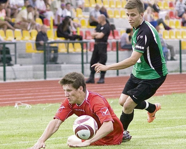 Piotr Okuniewicz (z lewej) wiosną odważnie pukał do pierwszego składu. Gdzie i w której lidze zagra w przyszłym sezonie?