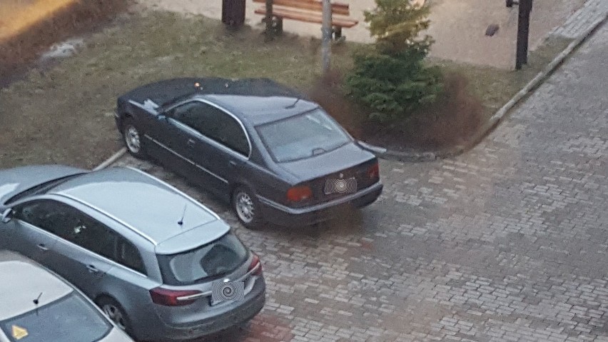 Ul. Transportowa. BMW parkuje po skosie. Sąsiadom opadają ręce (zdjęcia)