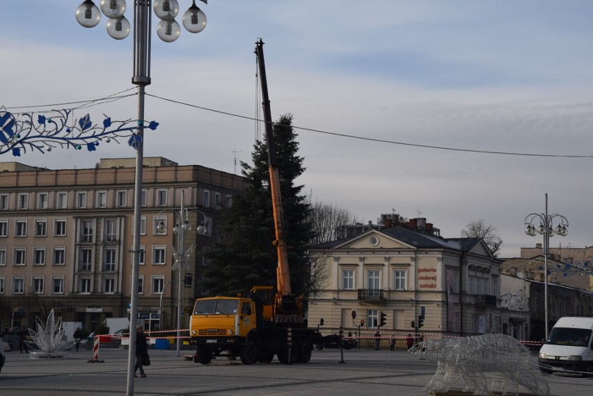 Częstochowa gotowa na święta. Lodowisko otwarte, choinka już...