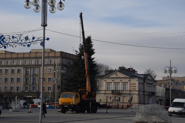 Częstochowa gotowa na święta. Lodowisko otwarte, choinka już stoi, plac przystrojony