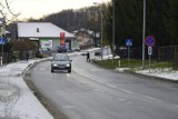 Potrącił go samochód. Chce pozwać zarządcę drogi za brak chodnika