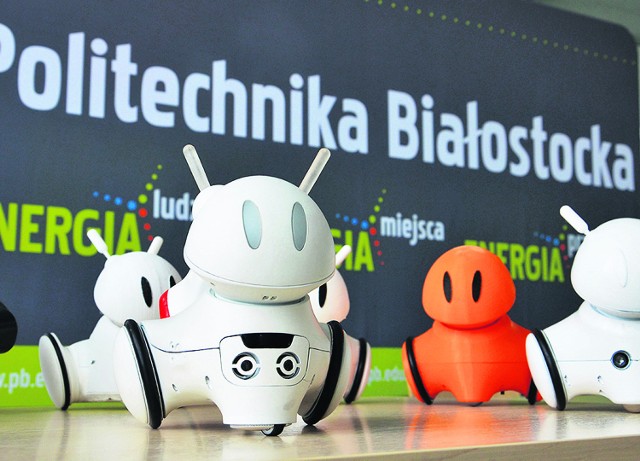 Białystok. Photon. W niecały tydzień zebrali 35 tys. dolarów na robotaPhoton przez ostatnie dwa lata zmieniał się kilkakrotnie. Konstruktorzy robota cały czas go udoskonalają. A pomagają im w tym same dzieci, którym ma służyć.