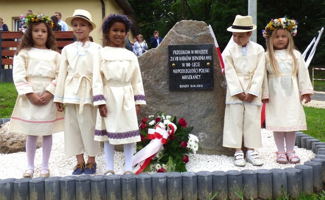 Kamień pamiątkowy z okazji 700-lecia Donos został odsłonięty podczas uroczystości rocznicowych.
