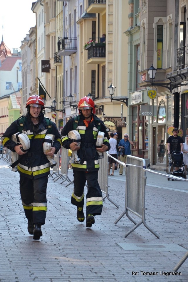 Strażacy z Chojnic na trasie jednej z konkurencji. Zawody wymagają od nich świetnej kondycji i sprawności.