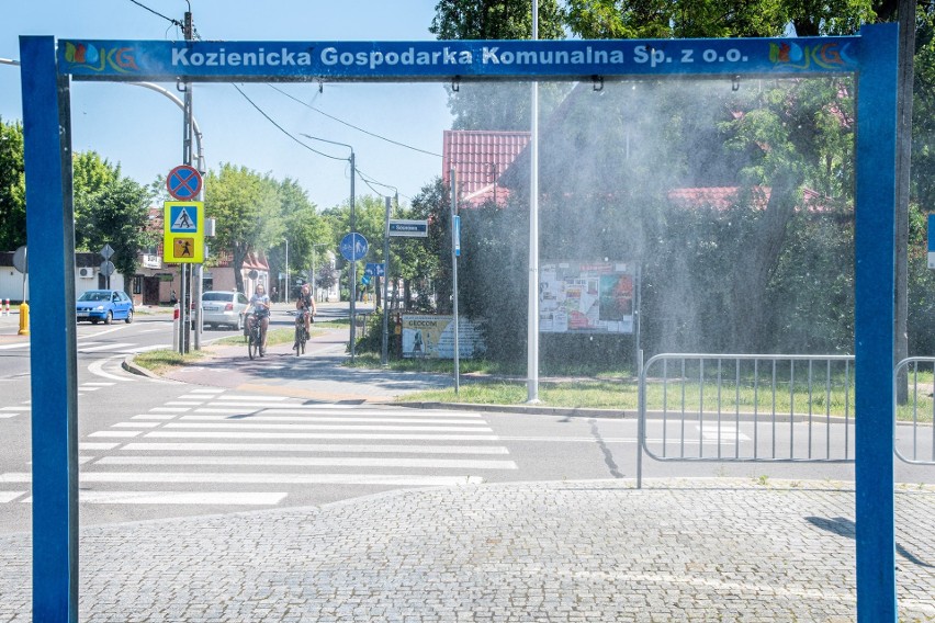 W Kozienicach mają sposób na upały. Kurtyna wodna stanęła przed Centrum Kulturalno-Artystycznym