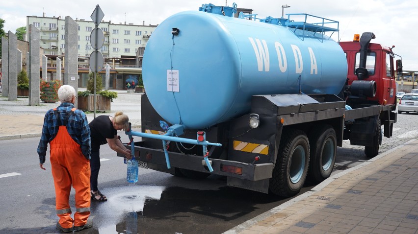 W mieście rotacyjnie jeżdżą beczkowozy, które dostarczają...