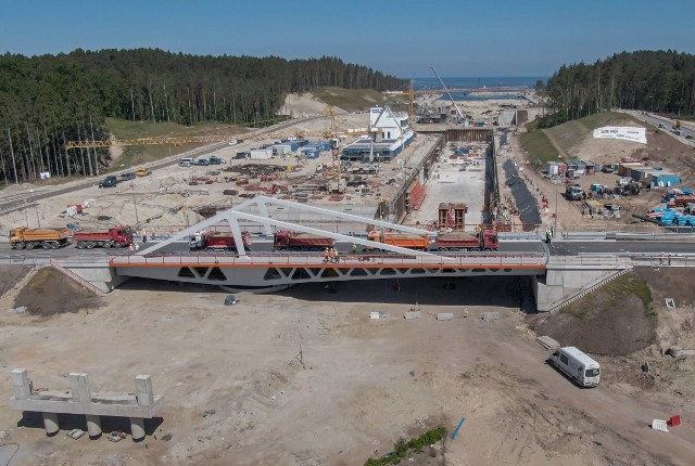 Jeszcze w czerwcu kierowcy pojadą jednym z mostów nad przekopem Mierzei Wiślanej. Właśnie trwają próby obciążeniowe konstrukcji. Nowa przeprawa ma ułatwić ruch pojazdów w sezonie letnim, w tym turystycznym regionie Pomorza.