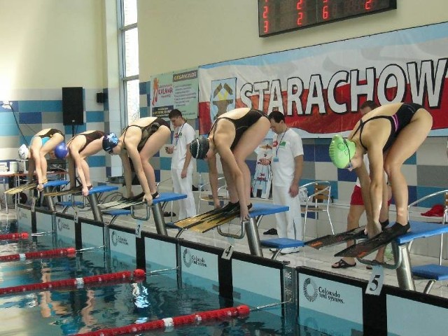 Ratownicy z Ostrołęki startem na pływalni w Starachowicach rozpoczęli sezon.