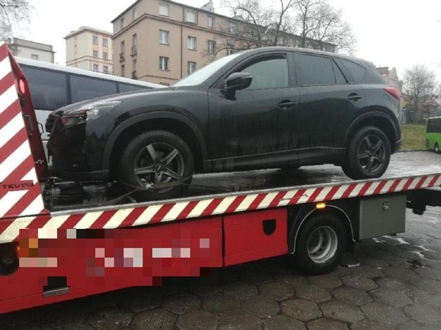Mężczyzna porzucił samochód na ul. Dworcowej i uciekł pieszo.