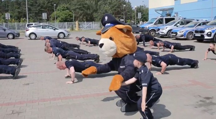 Ostrołęka. #GaszynChallenge w wykonaniu ostrołęckich policjantów, 13.06.2020