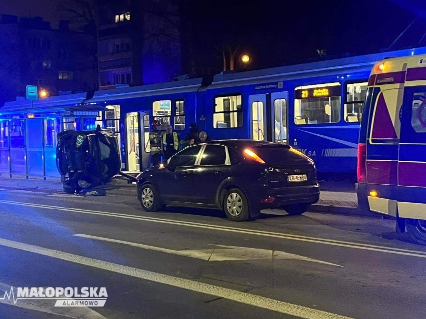 Kraków. Poważny wypadek w Nowej Hucie. Auto ścięło słup, zatrzymało się tuż przed wiatą i tramwajem