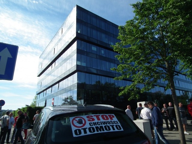 Pikieta przed Allegro: Dealerzy protestują przeciw podniesieniu cen przez OtoMoto [ZDJĘCIA]