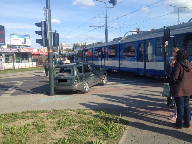 Wypadek na skrzyżowaniu Grota Roweckiego i Kobierzyńskiej. Zdjęcia otrzymaliśmy od internauty