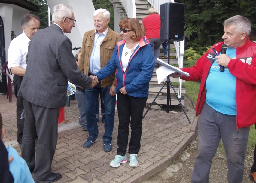 Odkryj Beskid Wyspowy. 53 złote rysie na Miejskiej Górze. W niedzielę szczyt zdobyło ponad 700 turystów